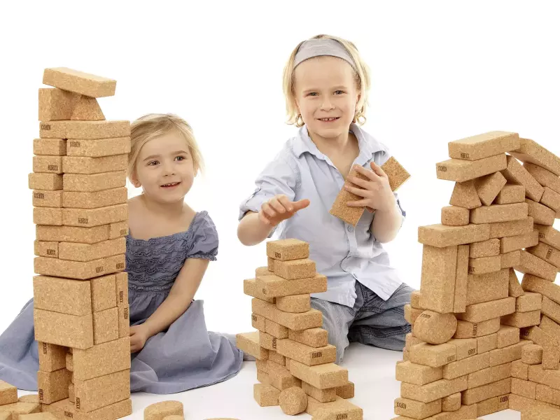 Zwei Kinder spielen mit Korxx