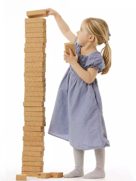 kid-palying-staple-building-blocks-KORXX-cork-toys